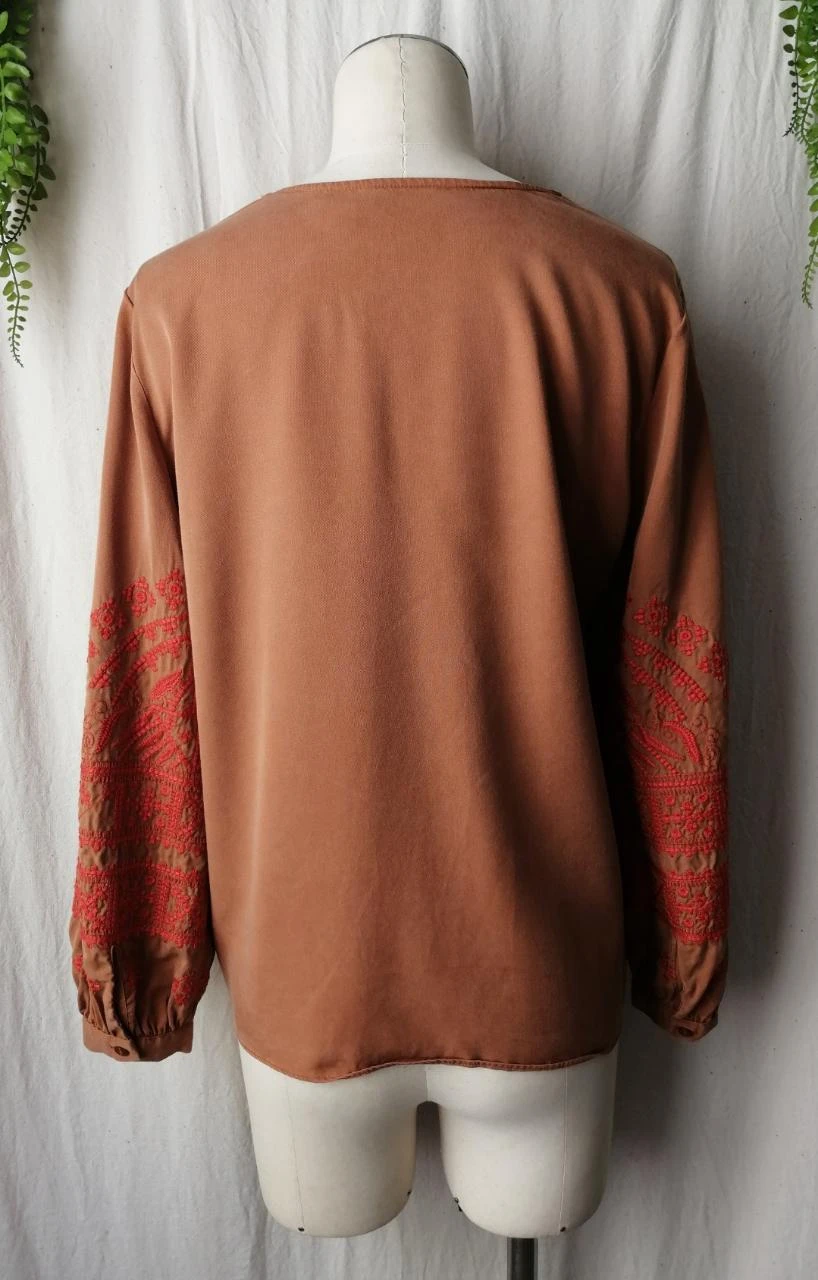 Fluid V-neck blouse with long puff sleeves terracotta with embroidery "Cremieux" – photo 4